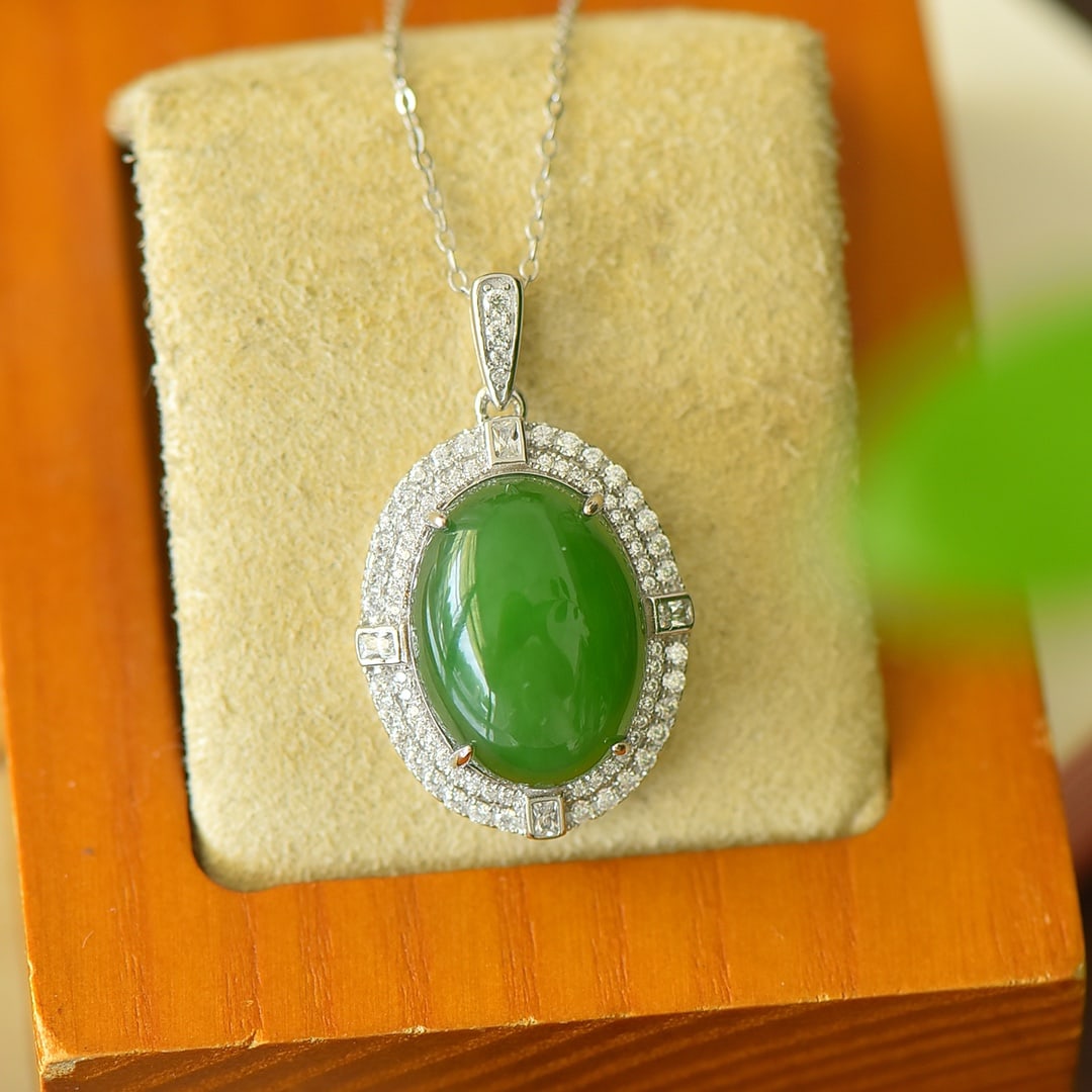 An Exquisite Sterling Silver Inlaid Jasper Necklace,Inlaid Diamond: An Exquisite Sterling Silver Inlaid Jasper Necklace,Inlaid Diamond,Size:0.7inx1.2in 纯银镶碧玉项链,嵌钻石