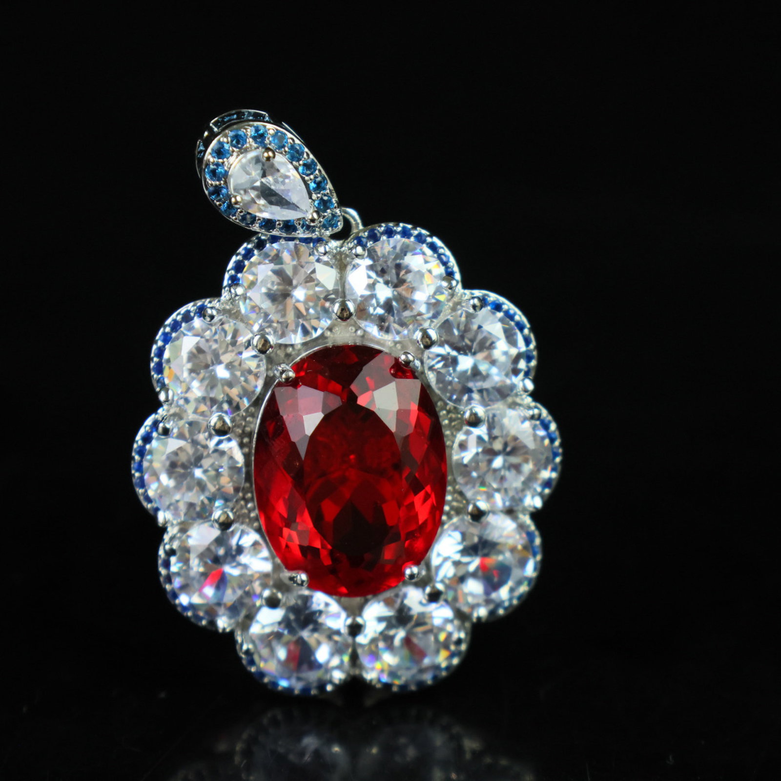 An Exquisite Pendant: An Exquisite Pendant,Size:0.8inx0.6in 一个精美的吊坠