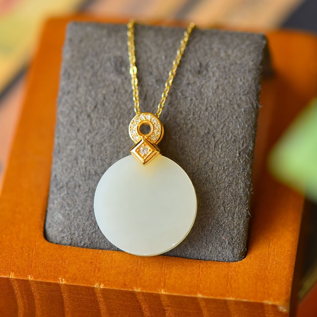 An Exquisite Sterling Silver-Gold Plated Inlaid White Jade Necklace,Inlaid Diamond: An Exquisite Sterling Silver-Gold Plated Inlaid White Jade Necklace,Inlaid Diamond,Size:0.7inx1in 纯银镀金镶白玉项链,嵌钻石