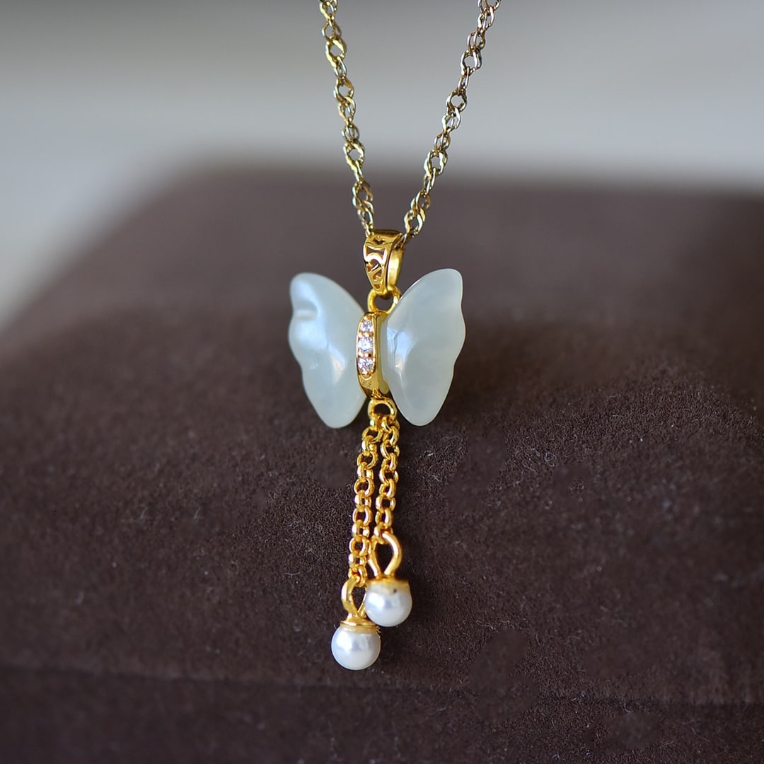 An Exquisite Sterling Silver-Gold Plated Inlaid White Jade Pendant: An Exquisite Sterling Silver-Gold Plated Inlaid White Jade Pendant,Size:0.4inx0.5in 纯银镀金镶白玉吊坠