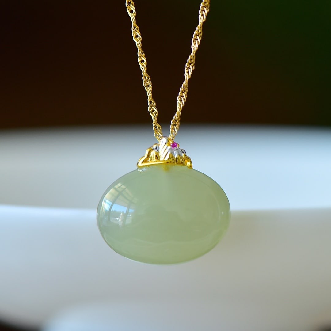 An Exquisite Sterling Silver-Gold Plated Inlaid Greenish Jade Necklace: An Exquisite Sterling Silver-Gold Plated Inlaid Greenish Jade Necklace,Size:0.6inx0.8in 纯银镀金镶青玉项链