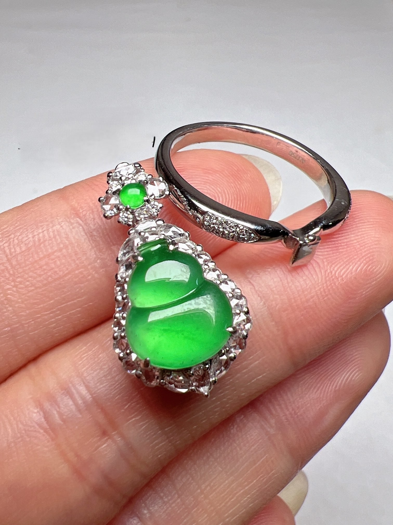 An Exquisite 18k Gold Diamond Inlaid Jadeite Ring& Pendant Dual-Purpose: An Exquisite 18k Gold Diamond Inlaid Jadeite Ring& Pendant Dual-Purpose,Size(Loose Stone):0.4inx0.4in #14