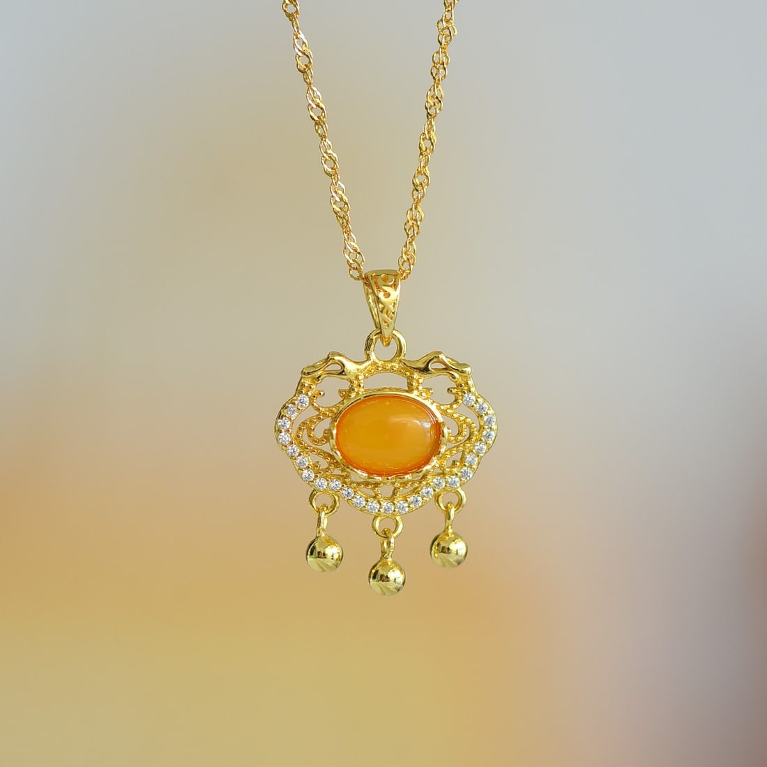 An Exquisite Sterling Silver-Gold Plated Inlaid Beeswax Necklace,Inlaid Diamond: An Exquisite Sterling Silver-Gold Plated Inlaid Beeswax Necklace,Inlaid Diamond,Size:0.2inx0.3in 纯银镀金镶蜜蜡项链,嵌钻石