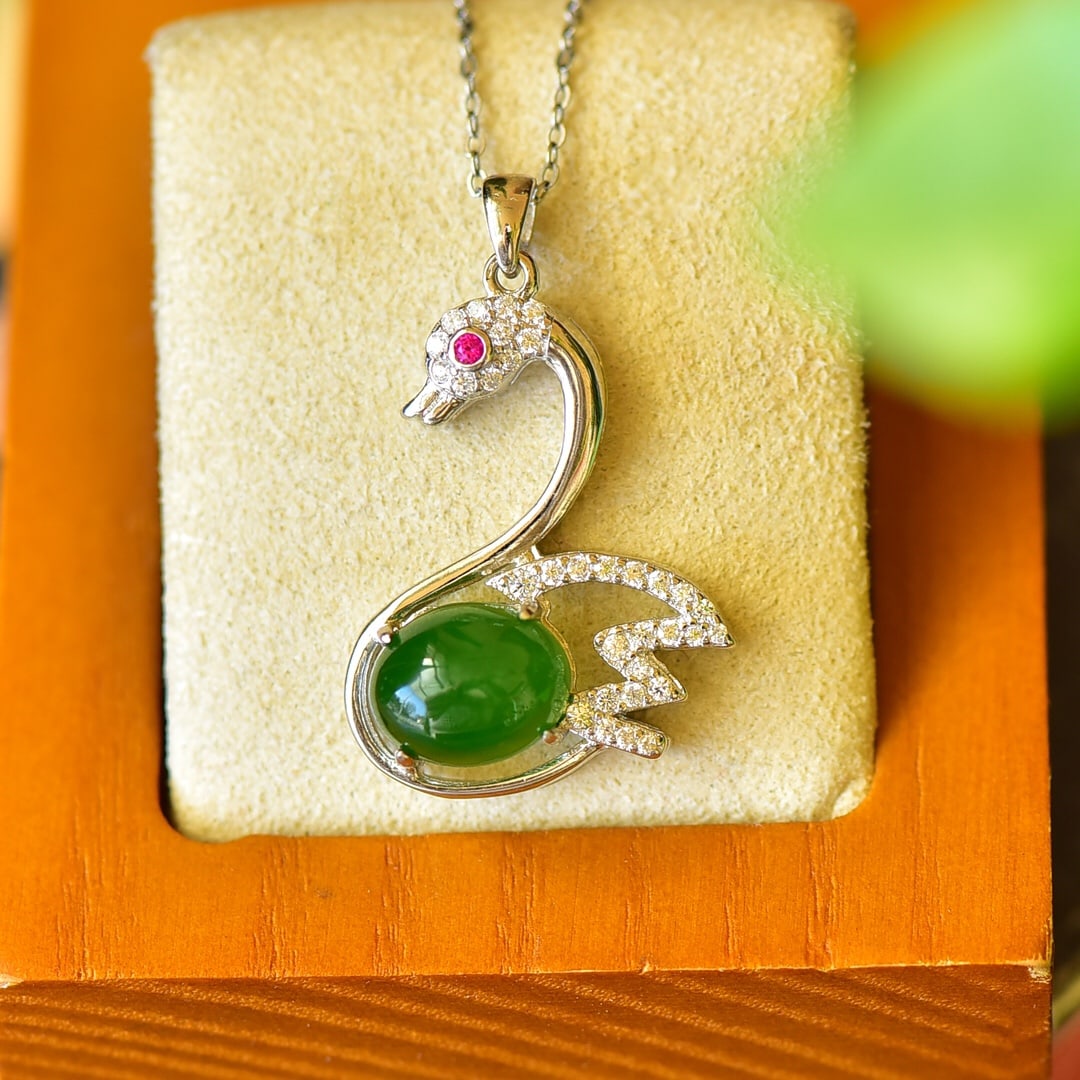 An Exquisite Sterling Silver Inlaid Jasper Necklace,Inlaid Diamond: An Exquisite Sterling Silver Inlaid Jasper Necklace,Inlaid Diamond,Size:0.8inx1.3in 纯银镶碧玉项链,嵌钻石