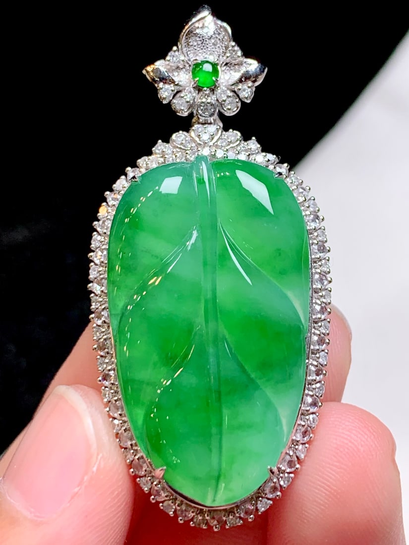 An Exquisite 18k Gold Diamond Inlaid Jadeite Pendant: An Exquisite 18k Gold Diamond Inlaid Jadeite Pendant,Size(Loose Stone):1.2inx0.7inx0.1in 18k金钻镶嵌翡翠吊坠