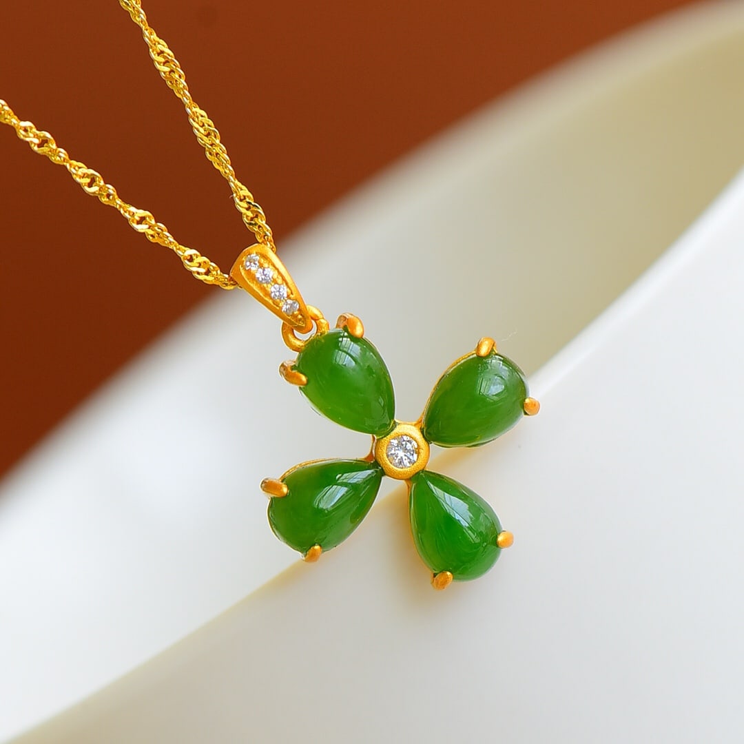An Exquisite Sterling Silver-Gold Plated Inlaid Jasper Pendant: An Exquisite Sterling Silver-Gold Plated Inlaid Jasper Pendant 纯银镀金镶碧玉项链