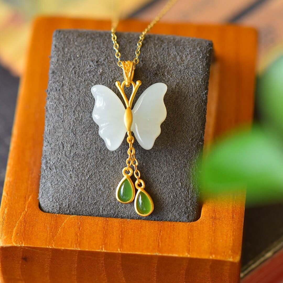 An Exquisite Sterling Silver-Gold Plated Inlaid White Jade Necklace,Inlaid Jasper: An Exquisite Sterling Silver-Gold Plated Inlaid White Jade Necklace,Inlaid Jasper,Size:0.8inx1.3in 纯银镀金镶白玉项链,嵌碧玉