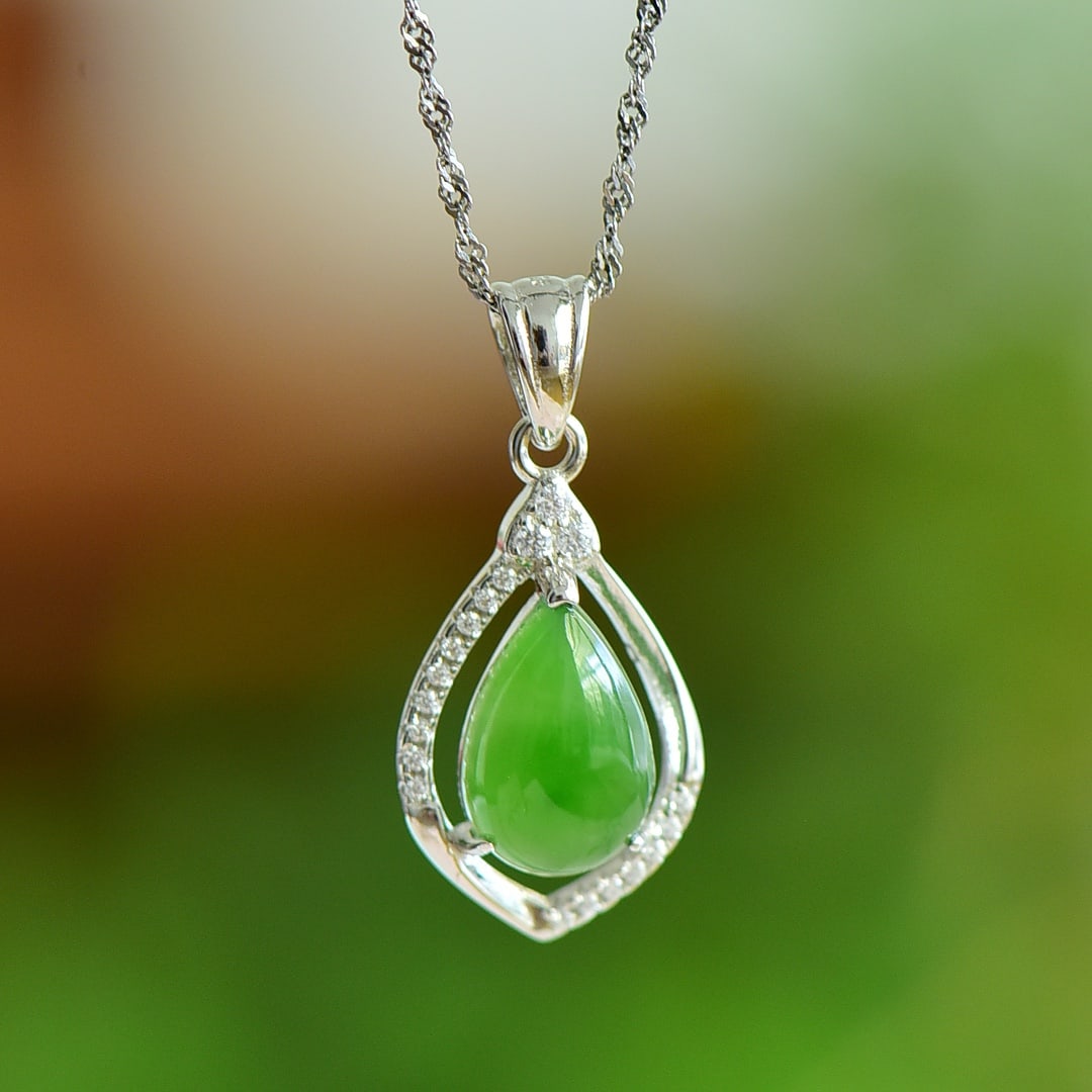 An Exquisite Sterling Silver Inlaid Jasper Pendant,Inlaid Diamond: An Exquisite Sterling Silver Inlaid Jasper Pendant,Inlaid Diamond,Size:0.3inx0.5in 纯银镶碧玉项链,嵌钻石