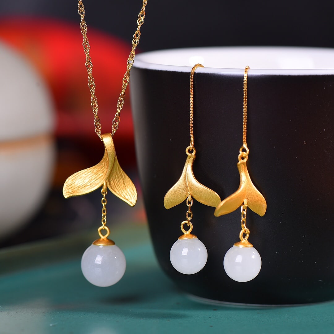 A Set of Fine Sterling Silver-Gold Plated Inlaid White Jade Jewelrys: A Set of Fine Sterling Silver-Gold Plated Inlaid White Jade Jewelrys,Size:(Pendant)0.4inx0.4in, (Earrings)0.3inx0.3in 一套纯银镀金镶白玉首&#