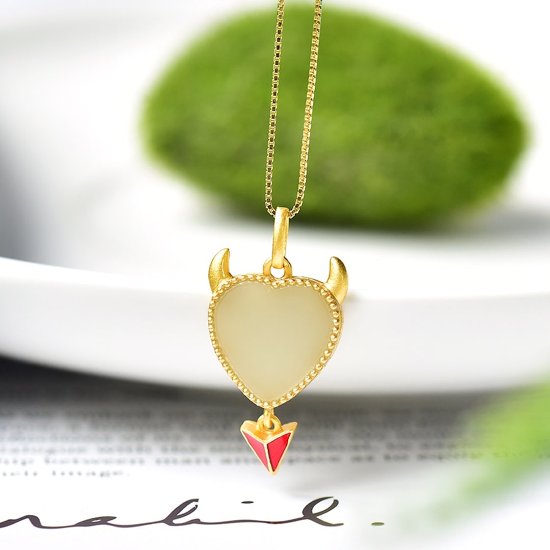 An Exquisite Sterling Silver-Gold Plated Inlaid White Jade Necklace: An Exquisite Sterling Silver-Gold Plated Inlaid White Jade Necklace,Size:0.5inx0.5in 纯银镀金镶白玉项链