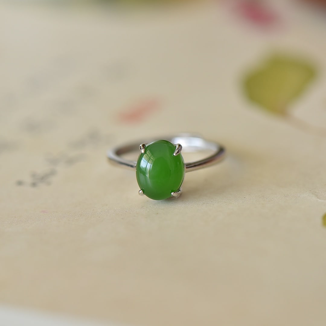 An Exquisite Sterling Silver Inlaid Jasper Ring: An Exquisite Sterling Silver Inlaid Jasper Ring,Size:0.3inx0.4in 纯银镶碧玉戒指