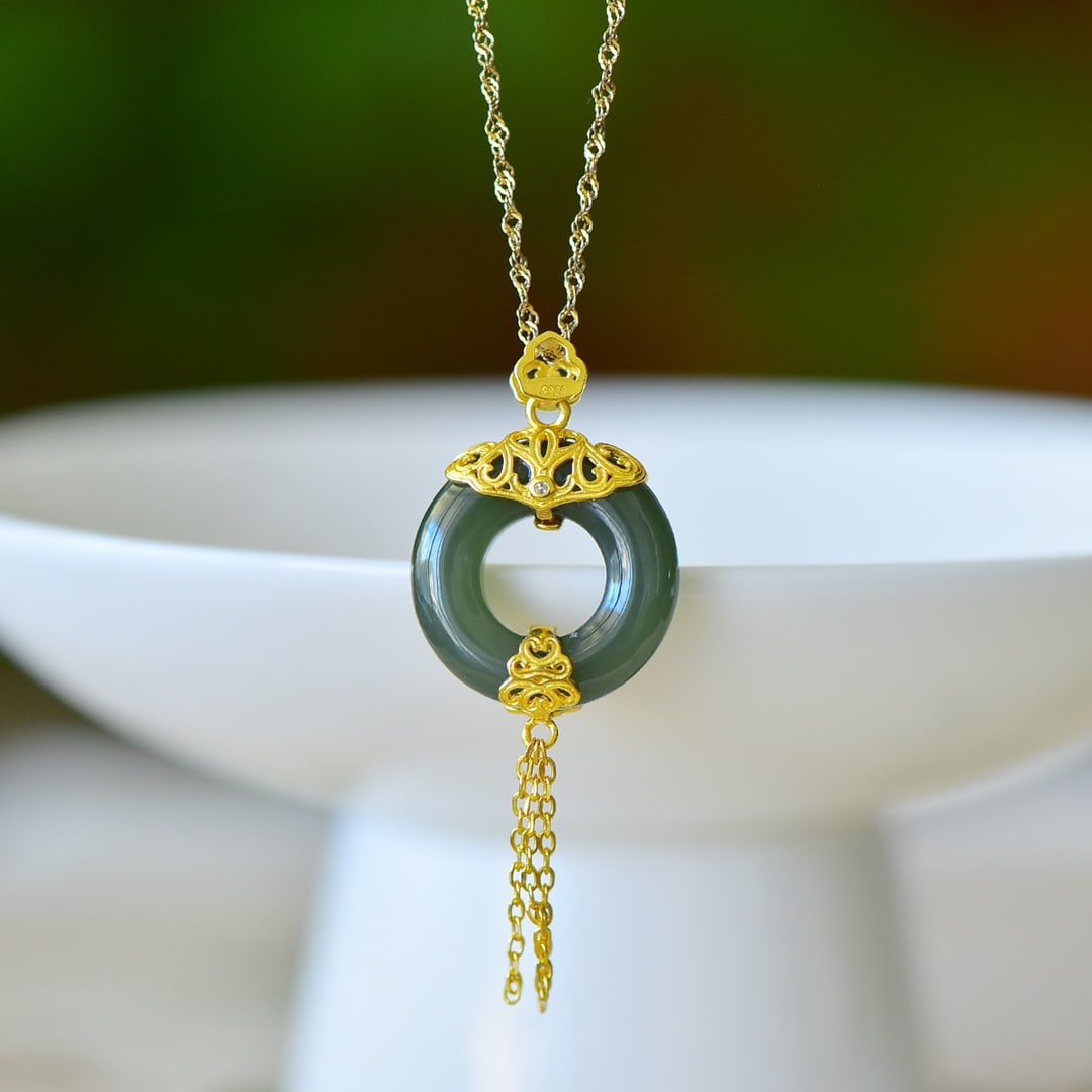 An Exquisite Sterling Silver-Gold Plated Inlaid Jasper Pendant: An Exquisite Sterling Silver-Gold Plated Inlaid Jasper Pendant,Size:0.8inx0.8in 纯银镀金镶碧玉吊坠