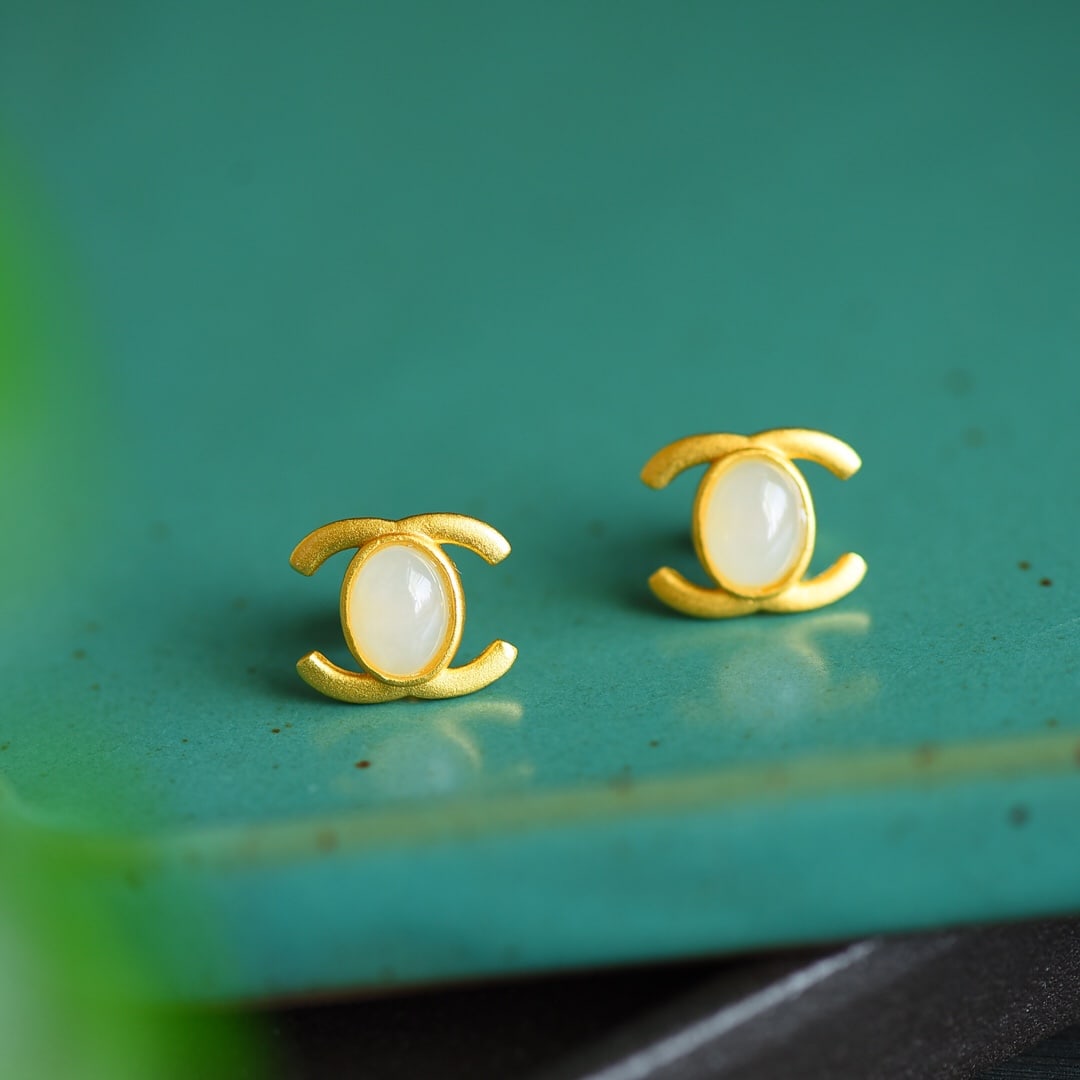 A Pair of Exquisite Sterling Silver-Gold Plated Inlaid White Jade Earrings: A Pair of Exquisite Sterling Silver-Gold Plated Inlaid White Jade Earrings 一对纯银镀金镶白玉耳环