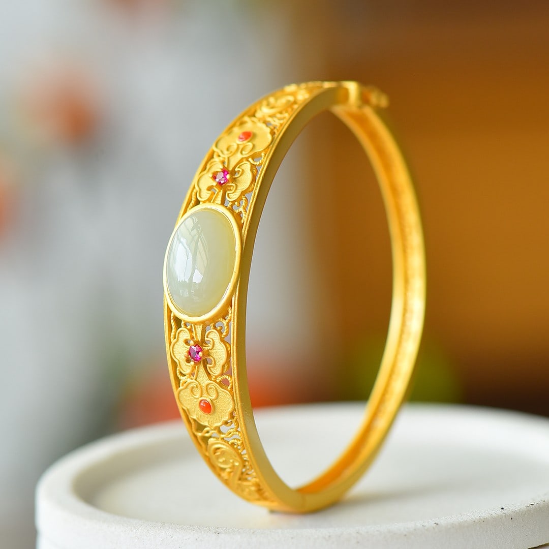 An Exquisite Sterling Silver Inlaid White Jade Bracelet: An Exquisite Sterling Silver Inlaid White Jade Bracelet,Size:0.5inx0.6in 纯银镶白玉手镯