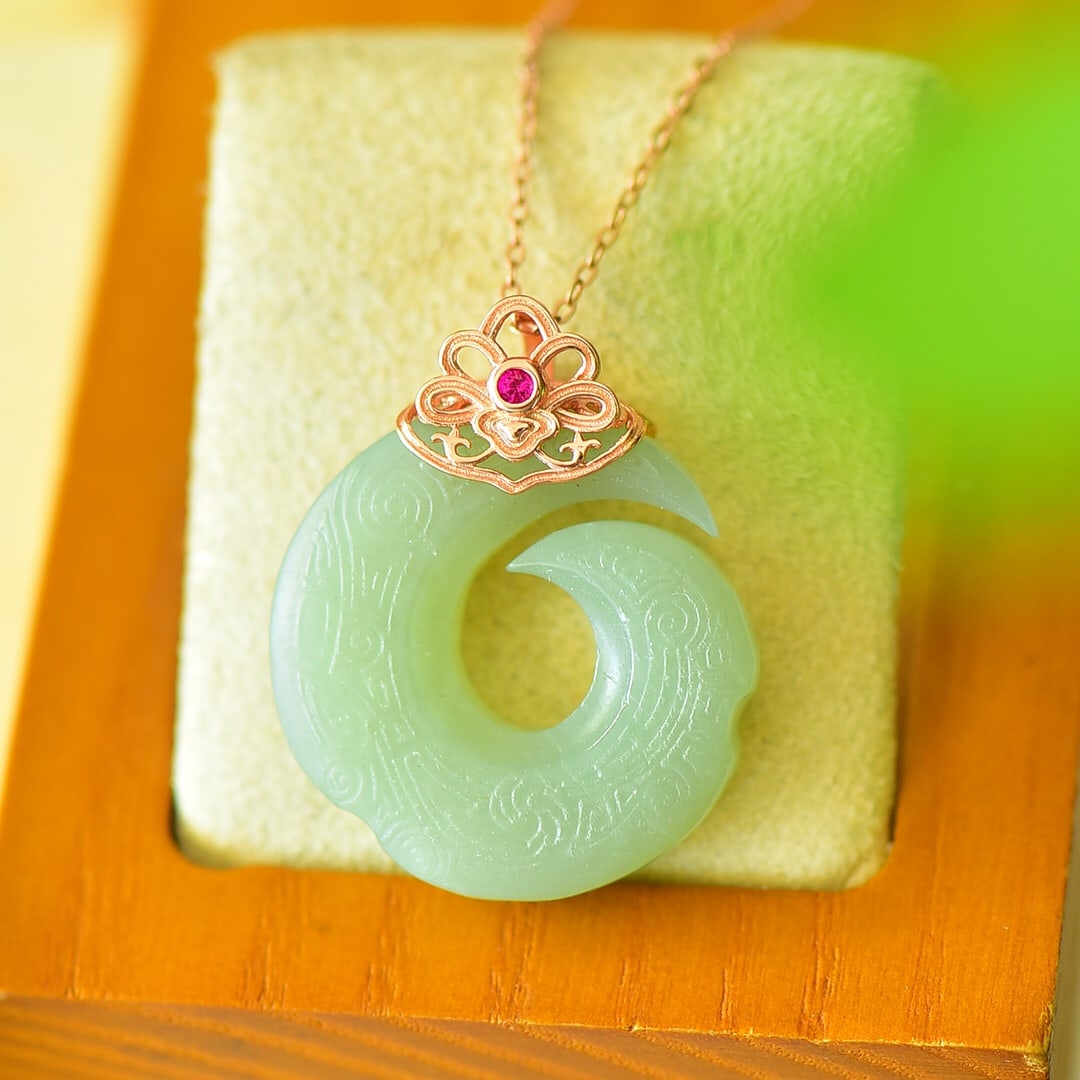 An Exquisite Sterling Silver-Gold Plated Inlaid Green Jade Necklace: An Exquisite Sterling Silver-Gold Plated Inlaid Green Jade Necklace,Size:1inx1.2in 纯银镀金镶青玉项链