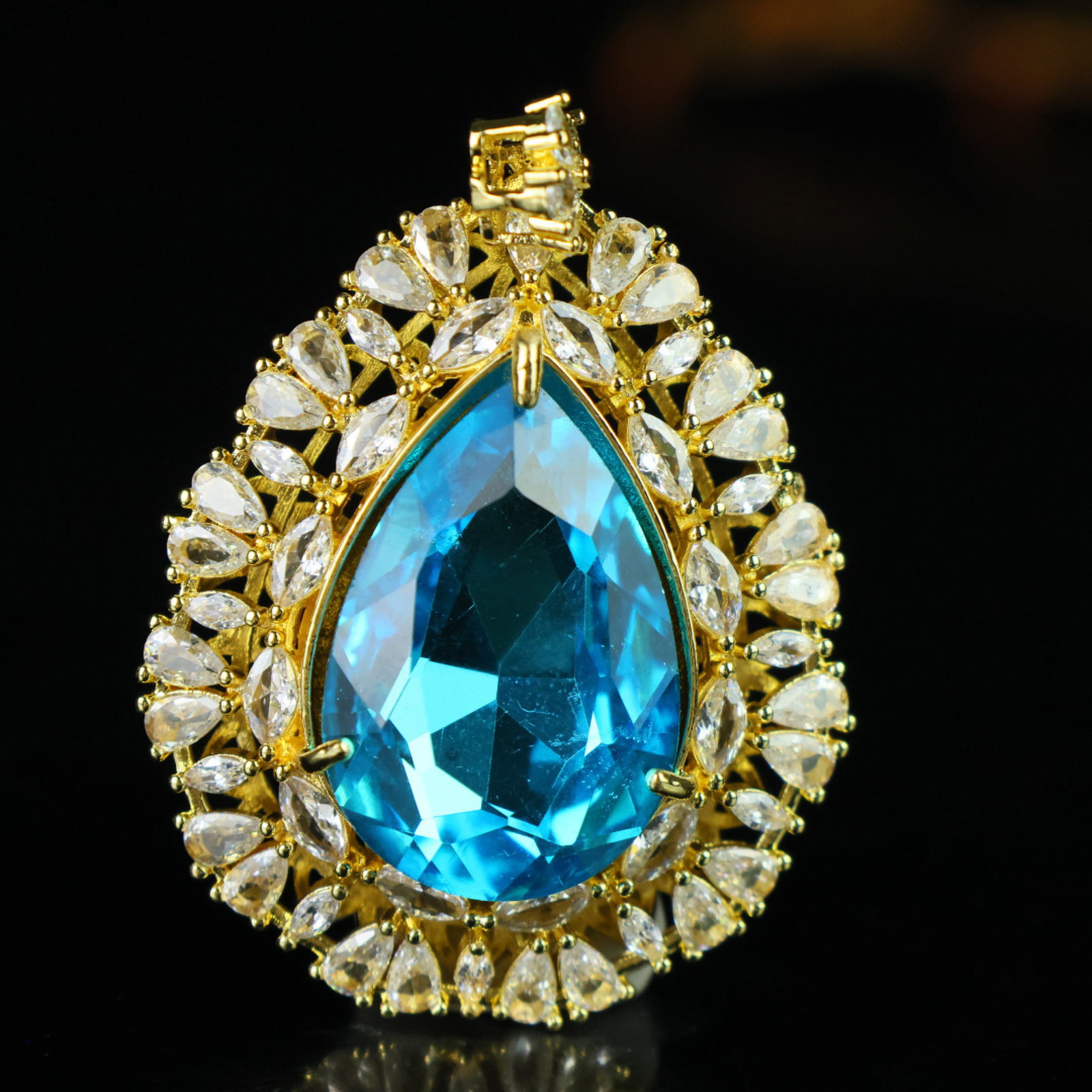 An Exquisite Pendant: An Exquisite Pendant,Size:1.3inx0.8inx0.6in 一个精美的吊坠