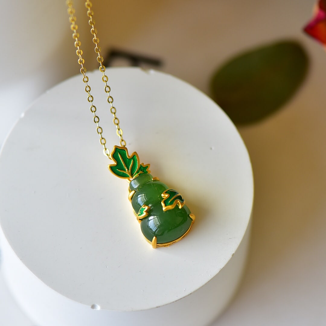 An Exquisite Sterling Silver-Gold Plated Inlaid Jasper Pendant: An Exquisite Sterling Silver-Gold Plated Inlaid Jasper Pendant 纯银镀金镶碧玉项链