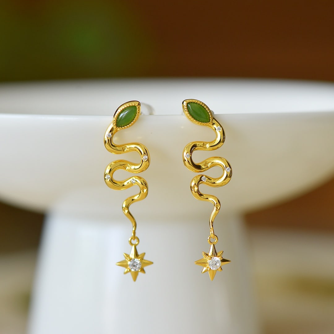 A Pair of Exquisite Sterling Silver-Gold Plated Inlaid Jasper Earrings: A Pair of Exquisite Sterling Silver-Gold Plated Inlaid Jasper Earrings,Size:0.1inx0.2in 一对纯银镀金镶碧玉耳环