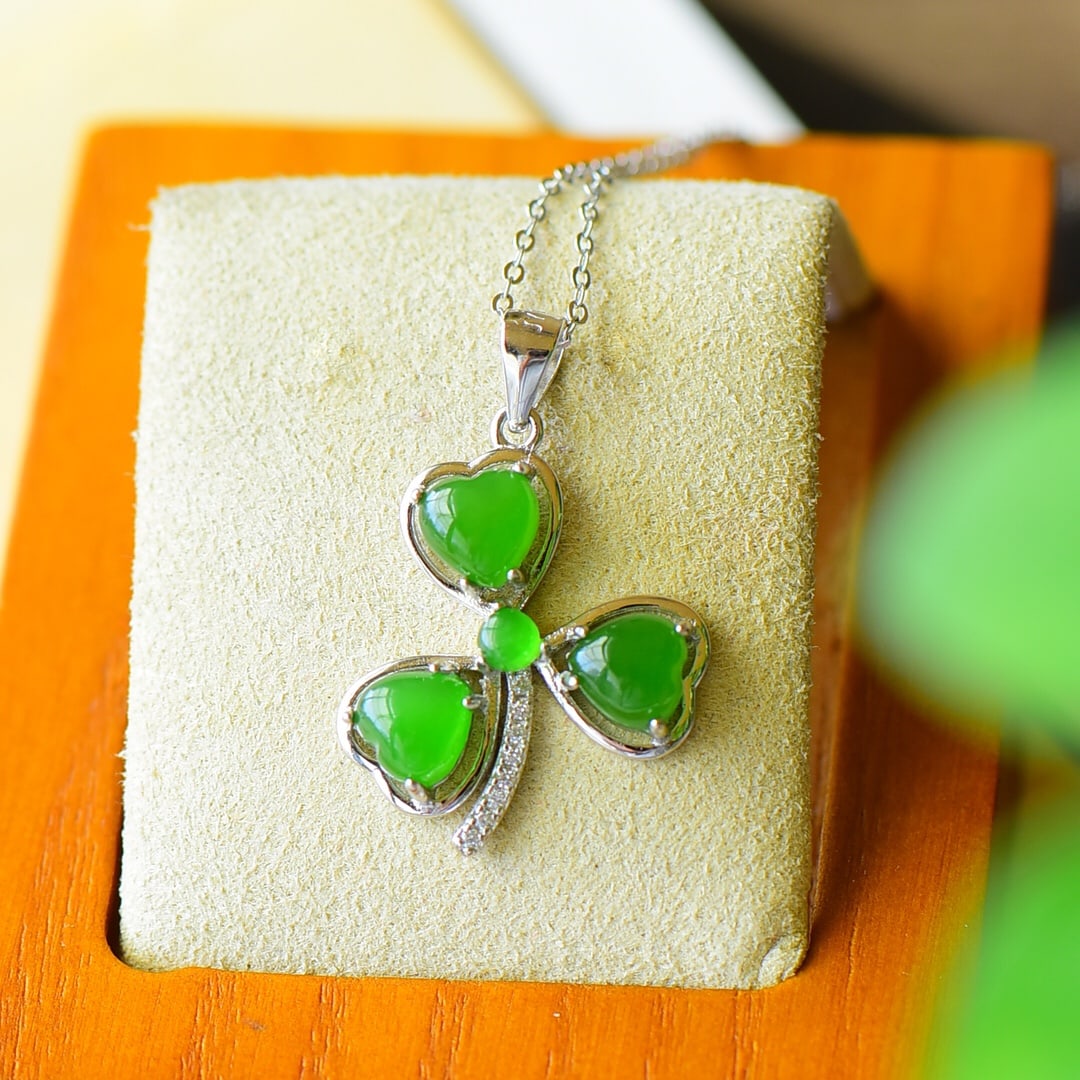 An Exquisite Sterling Silver Inlaid Jasper Necklace,Inlaid Diamond: An Exquisite Sterling Silver Inlaid Jasper Necklace,Inlaid Diamond,Size:0.8inx1.1in 纯银镶碧玉项链,嵌钻石
