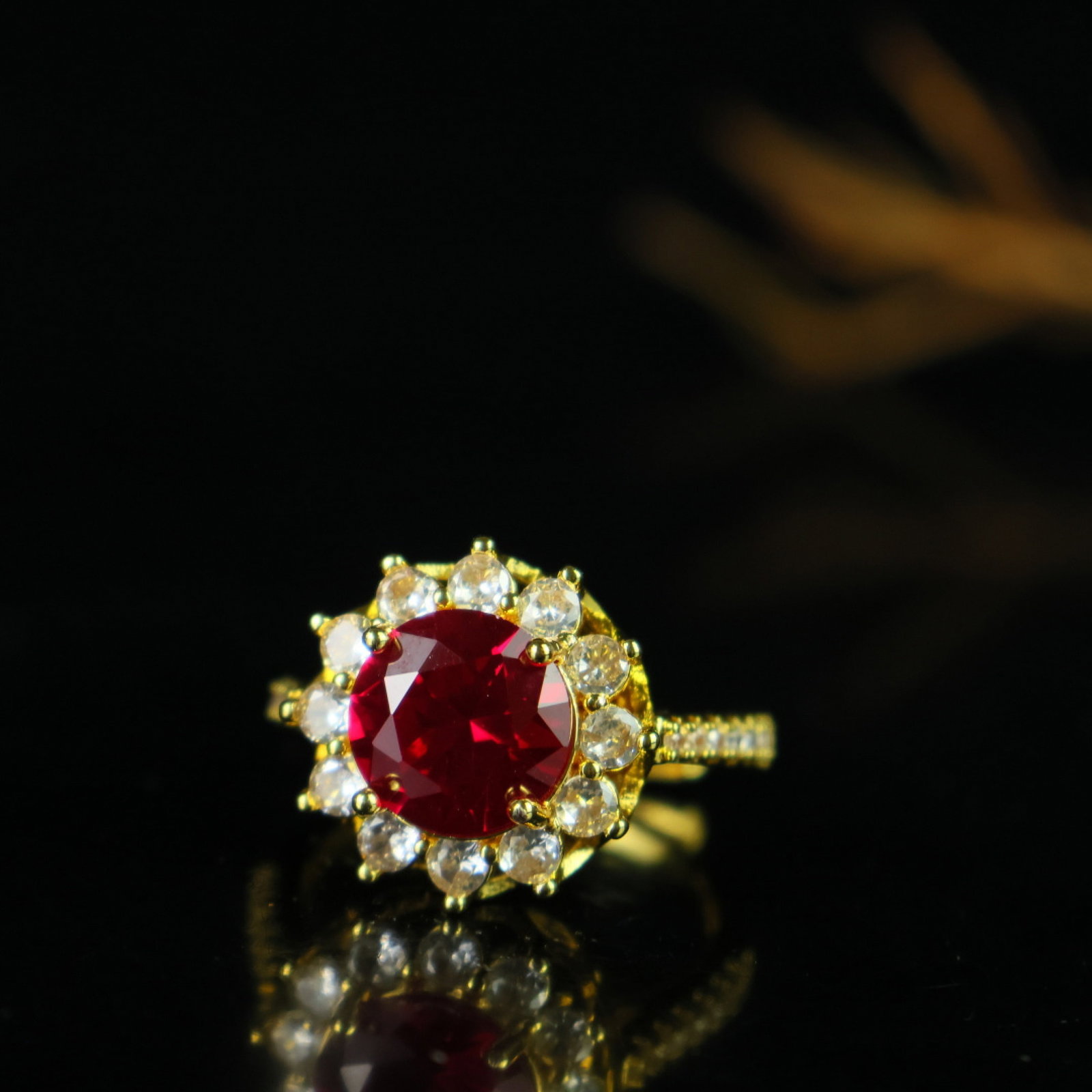 An Exquisite Ring: An Exquisite Ring,Size:0.4in 一个精美的戒指