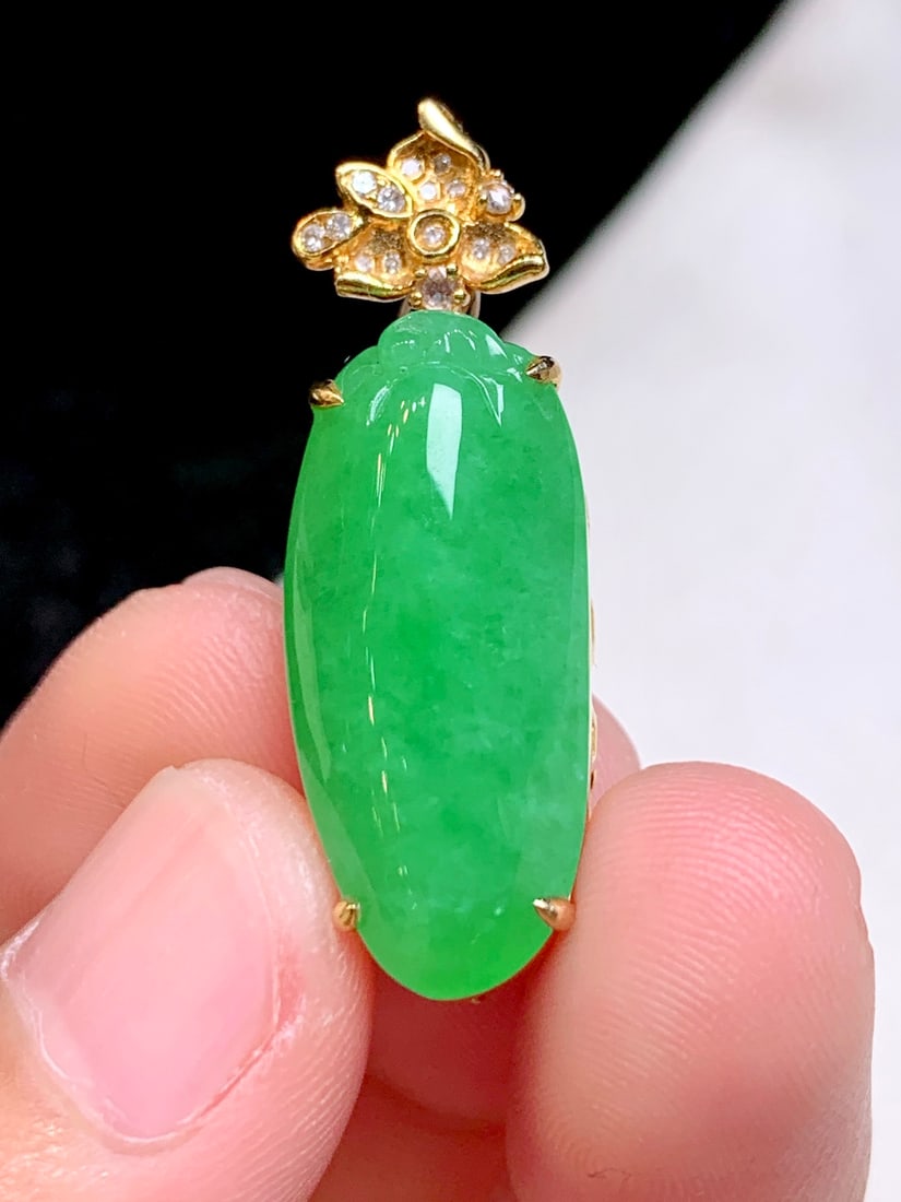 An Exquisite 18k Gold Diamond Inlaid Jadeite Pendant: An Exquisite 18k Gold Diamond Inlaid Jadeite Pendant,Size(Loose Stone):0.9inx0.4inx0.2in 18k金钻镶嵌翡翠吊坠