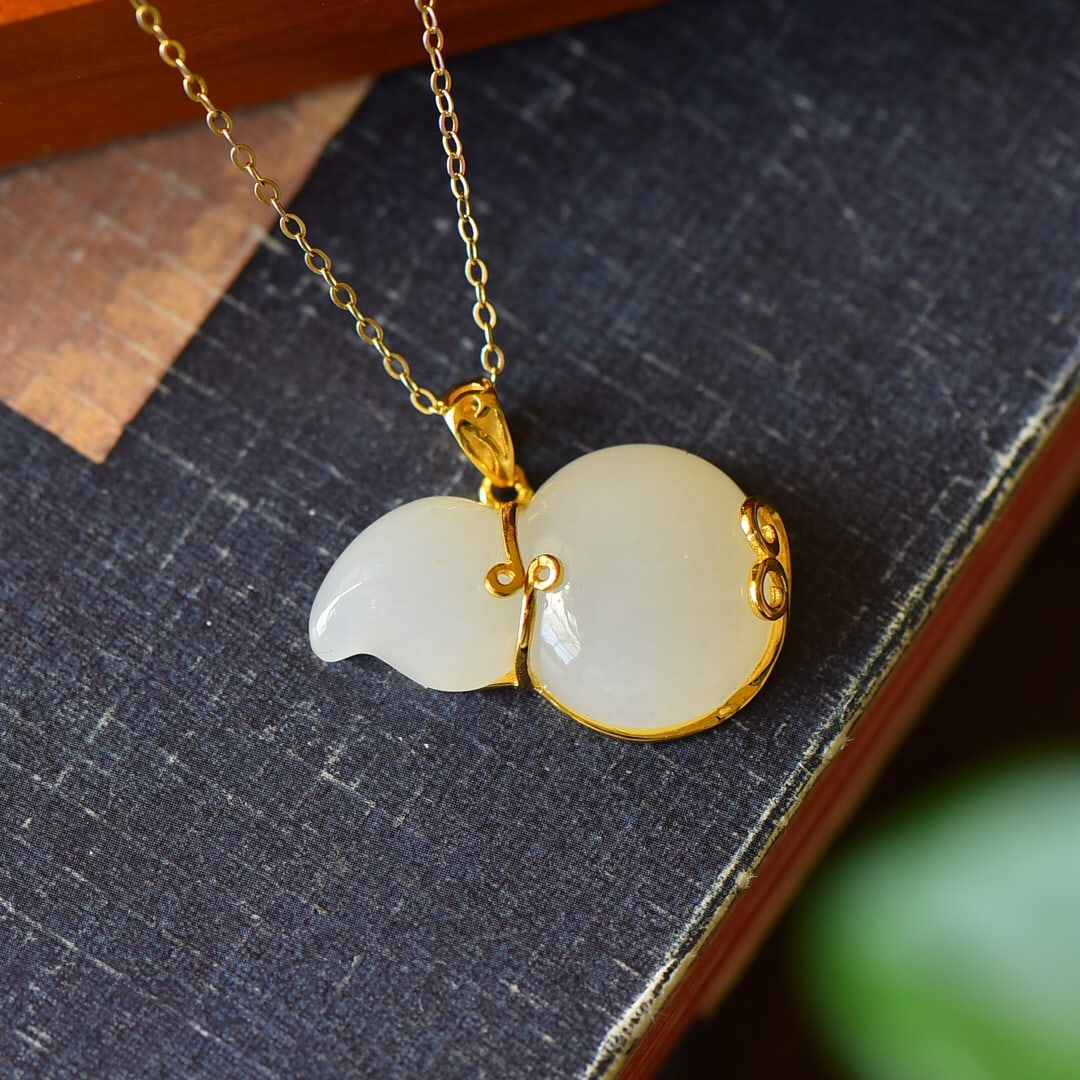 An Exquisite Sterling Silver-Gold Plated Inlaid White Jade Necklace: An Exquisite Sterling Silver-Gold Plated Inlaid White Jade Necklace,Size:1inx0.9in 纯银镀金镶白玉项链