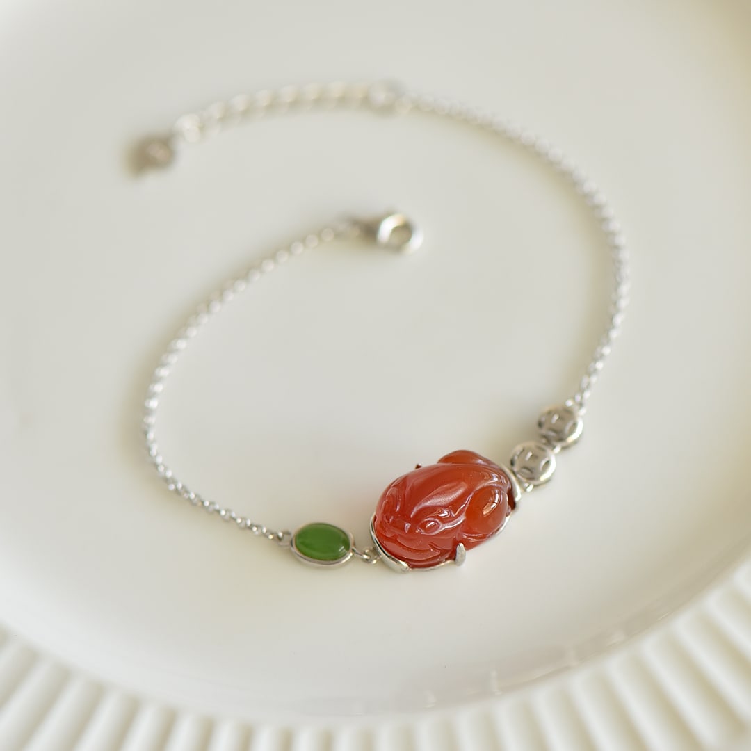 An Exquisite Sterling Silver Inlaid Red Agate Bracelet: An Exquisite Sterling Silver Inlaid Red Agate Bracelet,Size:0.4inx0.6in 纯银镶红玛瑙手链