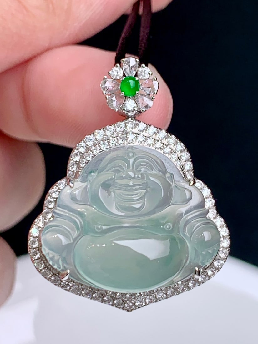 An Exquisite 18k Gold Diamond Inlaid Jadeite Pendant: An Exquisite 18k Gold Diamond Inlaid Jadeite Pendant,Size(Loose Stone):0.8inx0.7inx0.2in 18k金钻镶嵌翡翠吊坠