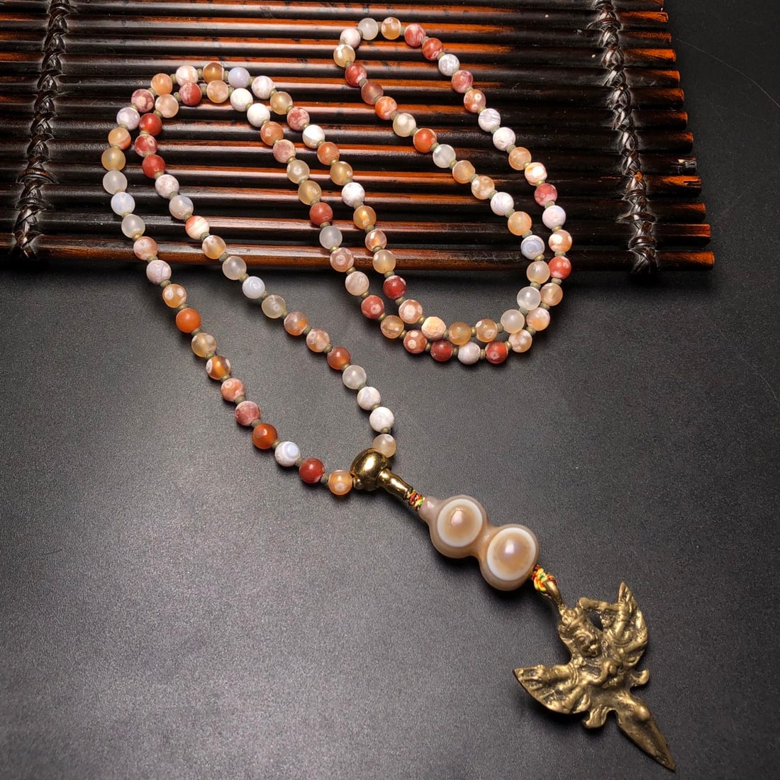 An Exquisite Tiger's Eye Inlaid Agate Roc Pendant: An Exquisite Tiger's Eye Inlaid Agate Roc Pendant,Size:(Roc)2inx1.5in,(Tiger's Eye)1.2inx0.6in,(Agate)0.2in 天眼石配玛瑙大鹏鸟挂件