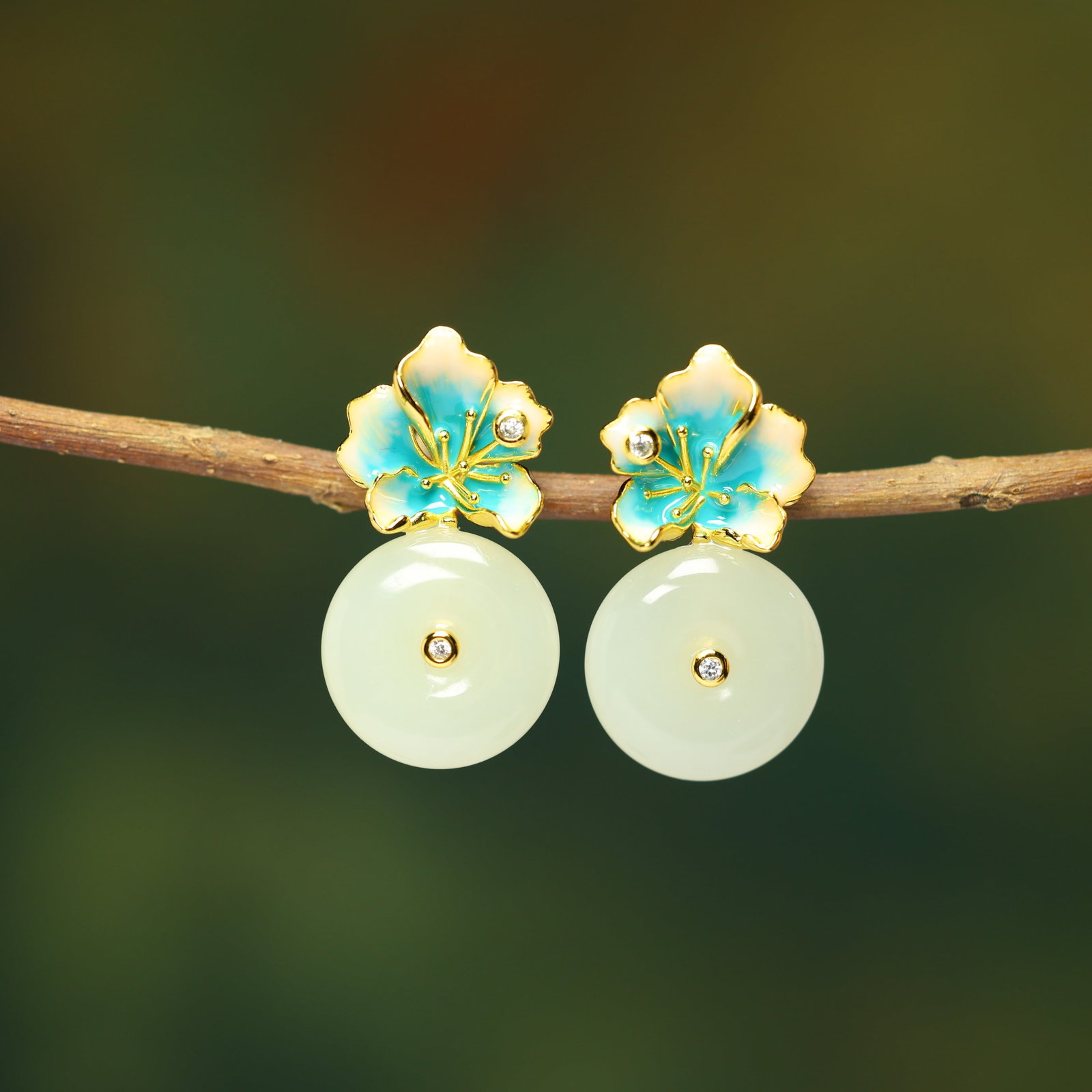 A Pair of Exquisite Sterling Silver-Gold Plated Inlaid White Jade Earrings: A Pair of Exquisite Sterling Silver-Gold Plated Inlaid White Jade Earrings , Size :0.6inx0.6in 一对纯银镀金镶白玉耳环,尺寸