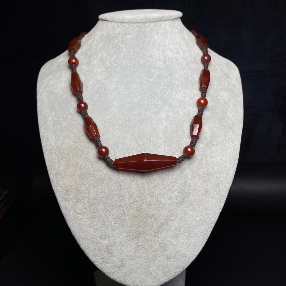 A Precious Agate Necklace - 9