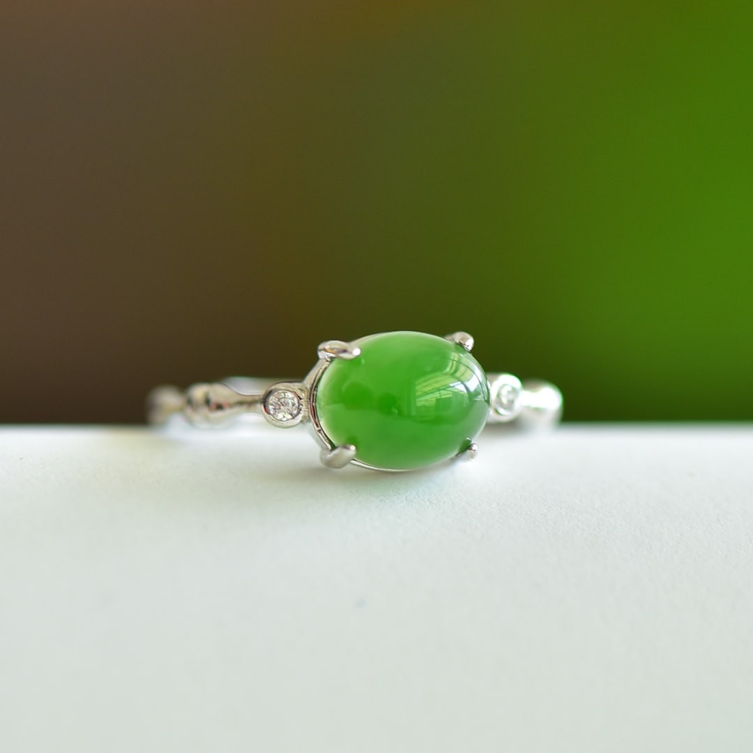 An Exquisite Sterling Silver Inlaid Jasper Ring: An Exquisite Sterling Silver Inlaid Jasper Ring 纯银镶碧玉戒指