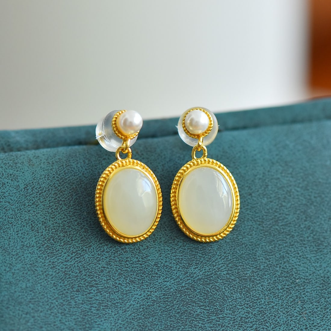 A Pair of Exquisite Sterling Silver-Gold Plated Inlaid White Jade Earrings, Inlaid Pearl: A Pair of Exquisite Sterling Silver-Gold Plated Inlaid White Jade Earrings, Inlaid Pearl,Size:0.3inx0.4in