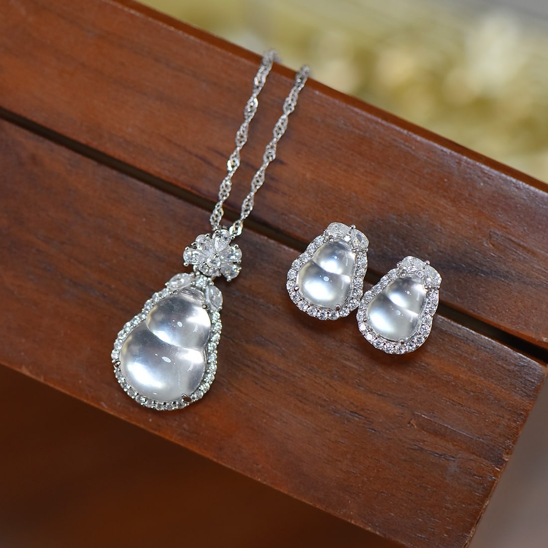 A Set of Fine Sterling Silver Inlaid White Jade Jewelry,Inlaid Diamond: A Set of Fine Sterling Silver Inlaid White Jade Jewelry,Inlaid Diamond,Size:(Necklace)0.4inx0.2in,(Earrings)0.4inx0.4in 一套纯银镶白玉首饰,嵌
