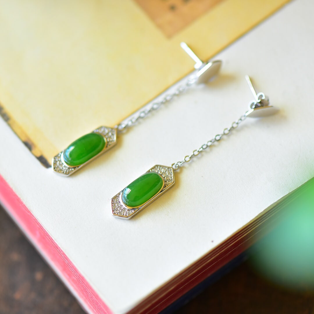 A Pair of Exquisite Sterling Silver Inlaid Jasper Earrings: A Pair of Exquisite Sterling Silver Inlaid Jasper Earrings,Size:0.3inx2in 一对纯银镶碧玉耳环
