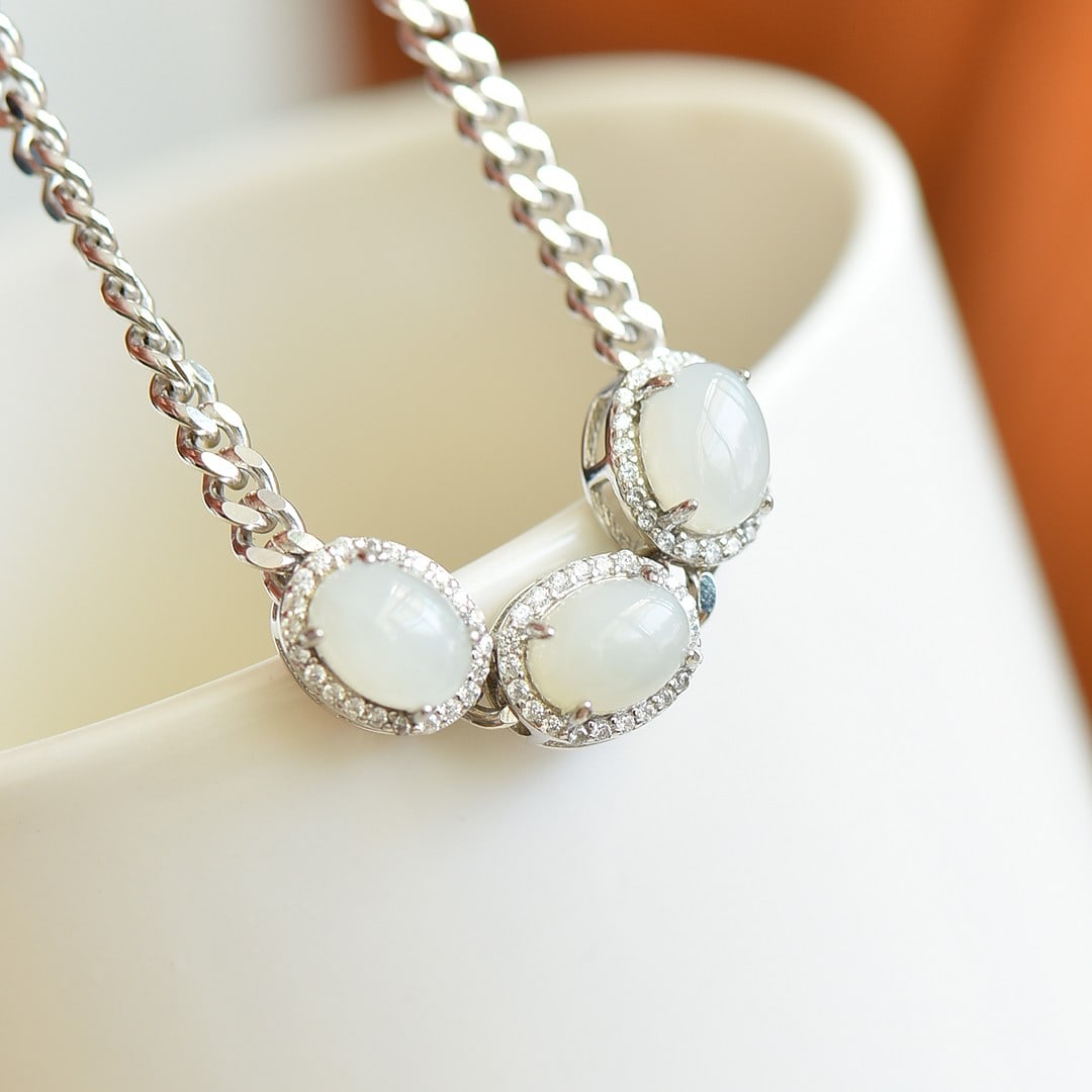 An Exquisite Sterling Silver Inlaid White Jade Bracelet: An Exquisite Sterling Silver Inlaid White Jade Bracelet,Size:0.2inx0.3in 纯银镶白玉手链
