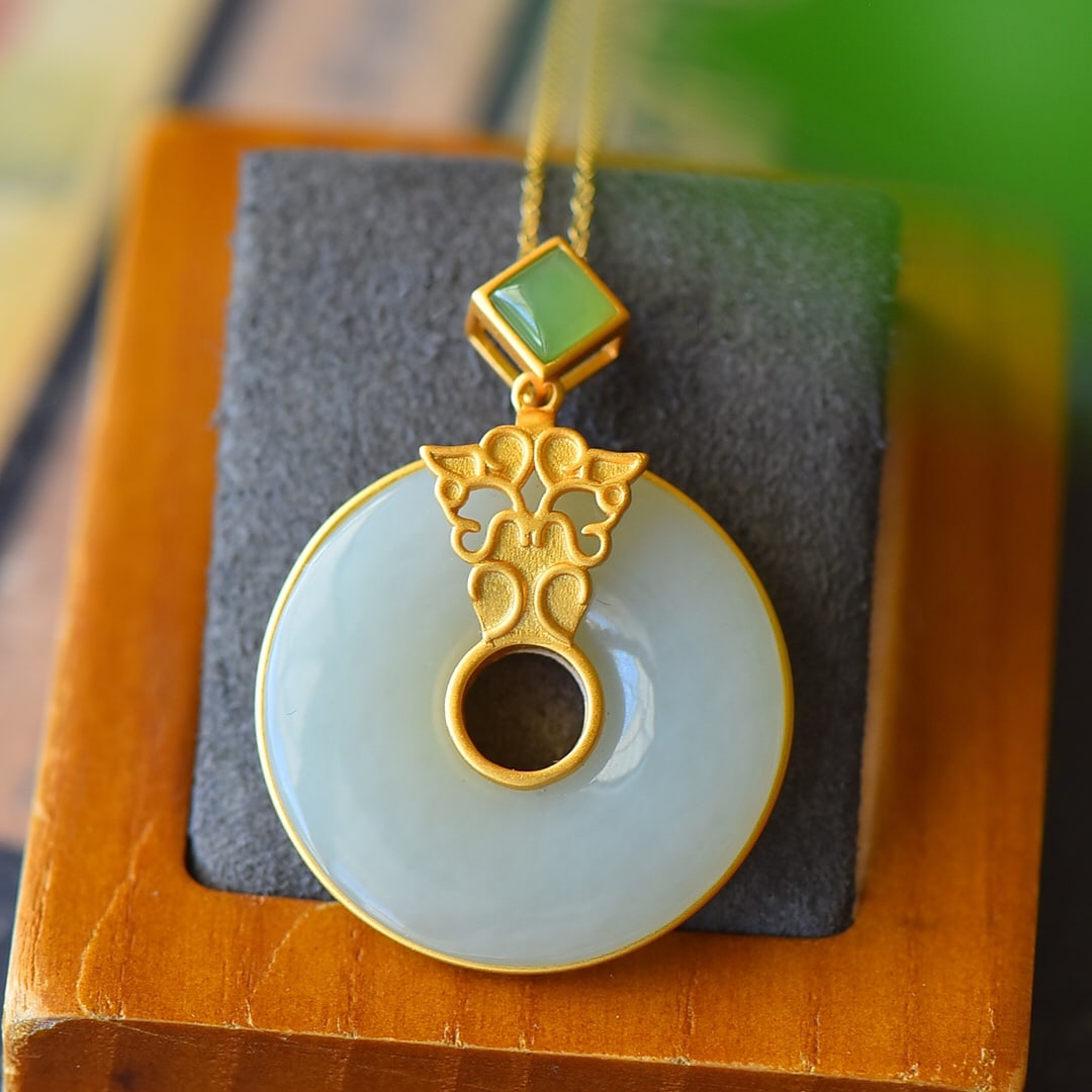 An Exquisite Sterling Silver-Gold Plated Inlaid White Jade Necklace,Inlaid Jasper: An Exquisite Sterling Silver-Gold Plated Inlaid White Jade Necklace,Inlaid Jasper,Size:1.1inx1.6in 纯银镀金镶白玉项链,嵌碧玉