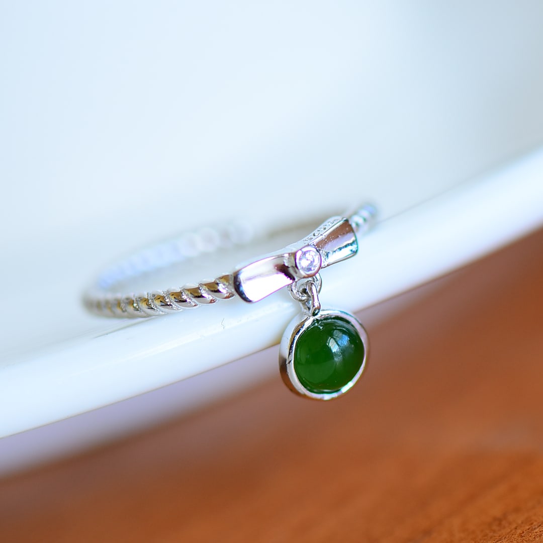 An Exquisite Sterling Silver Inlaid Jasper Ring: An Exquisite Sterling Silver Inlaid Jasper Ring , Size :0.2inx0.2in 纯银镶碧玉戒指,尺寸:0.2inx0.2in