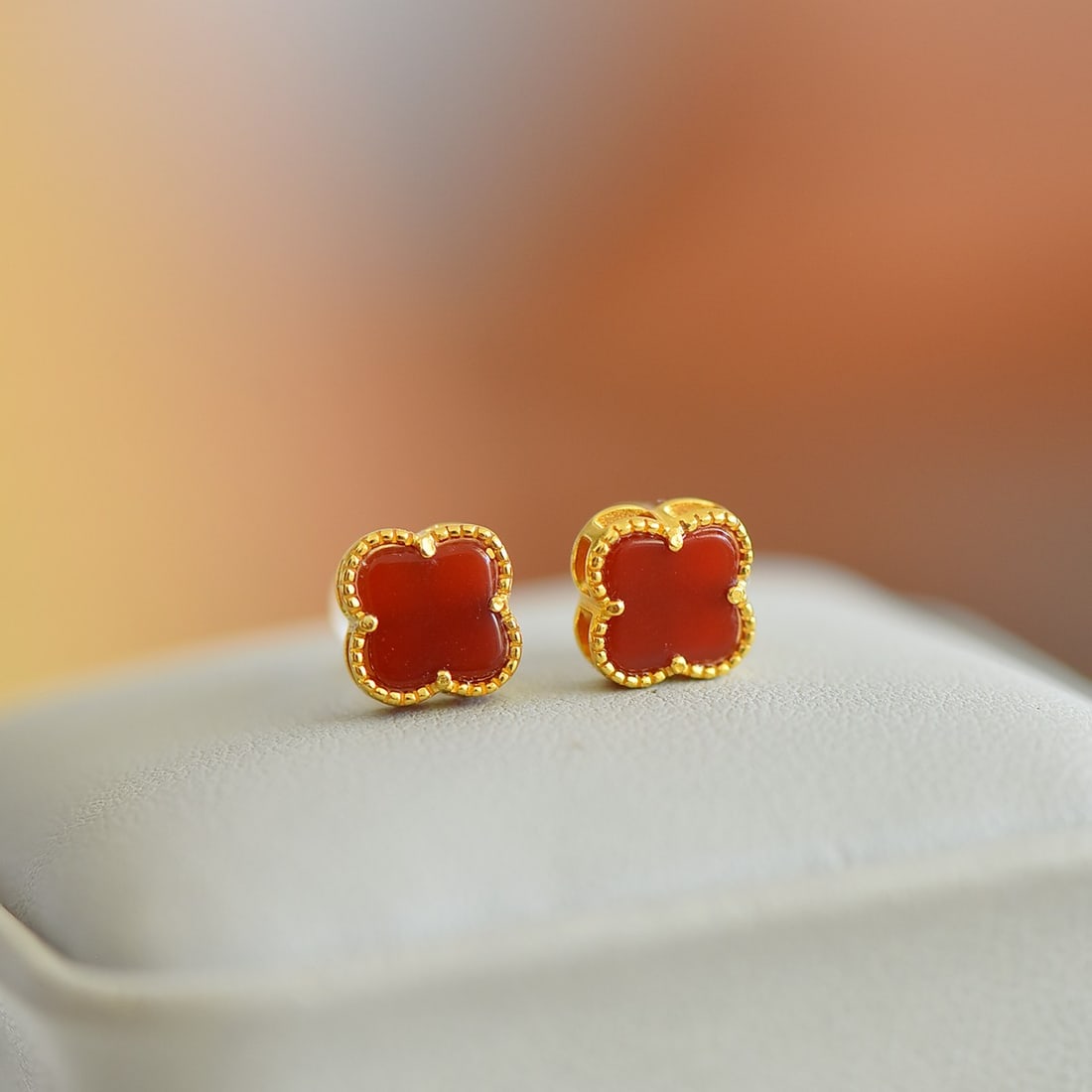 A Pair of Exquisite Sterling Silver-Gold Plated Inlaid Red Agate Earrings: A Pair of Exquisite Sterling Silver-Gold Plated Inlaid Red Agate Earrings,Size:0.3inx0.3in 一对纯银镀金镶红玛瑙耳钉