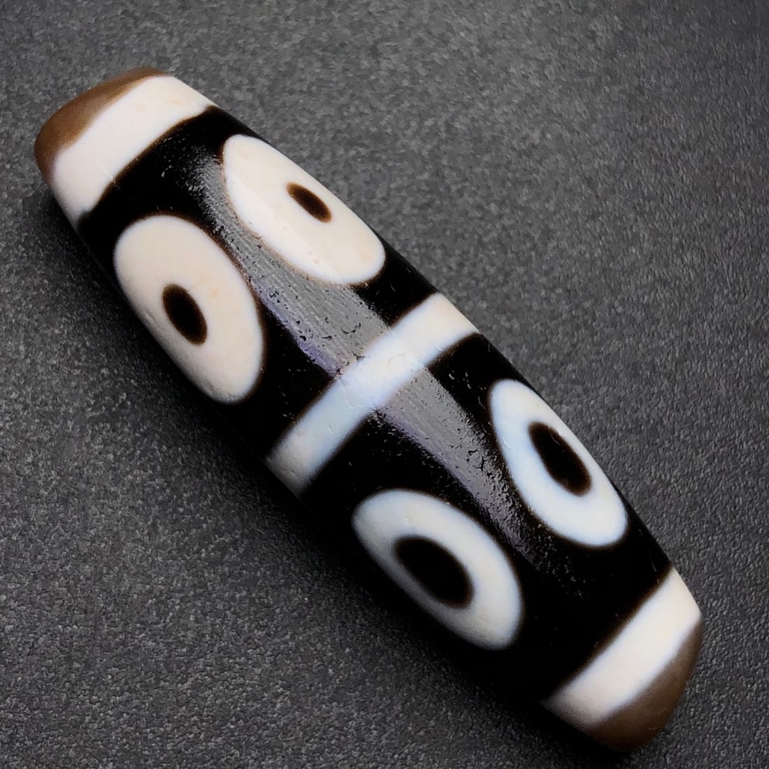 An Exquisite Dzi Bead Pendant: An Exquisite Dzi Bead Pendant,Size:1.7inx0.5in,Weight:9.5g 天珠挂件