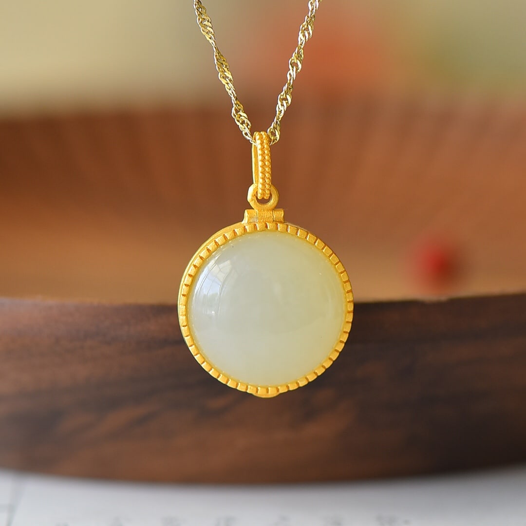 An Exquisite Sterling Silver-Gold Plated Inlaid White Jade Pendant: An Exquisite Sterling Silver-Gold Plated Inlaid White Jade Pendant,Size:0.6inx0.6in 纯银镀金镶白玉吊坠