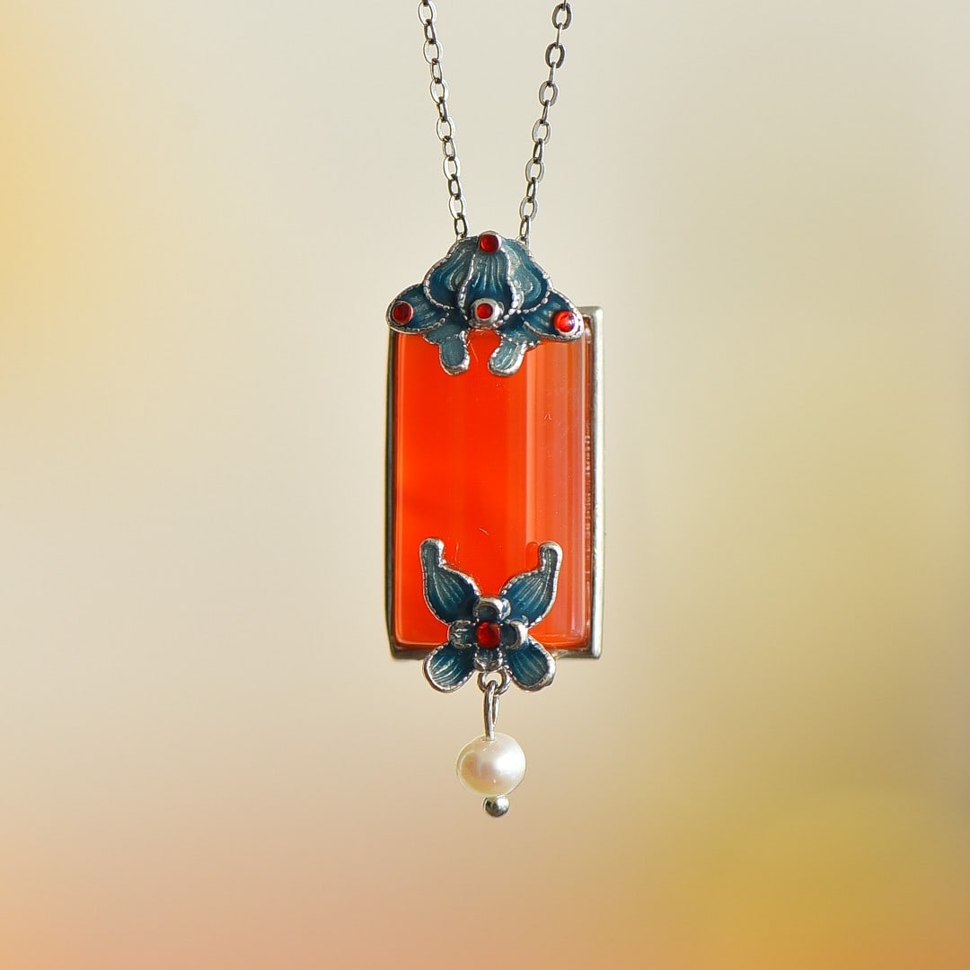 An Exquisite Sterling Silver Inlaid Agate Pendant: An Exquisite Sterling Silver Inlaid Agate Pendant, 纯银镶玛瑙吊坠