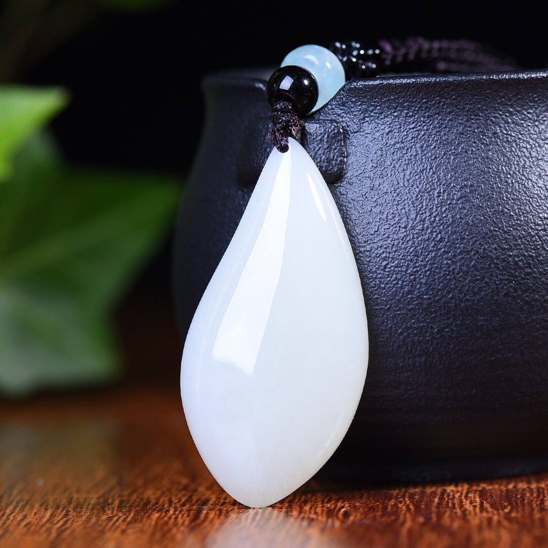 An Exquisite White Jade Pendant: An Exquisite White Jade Pendant,Size:0.9inx1.7in 白玉挂件