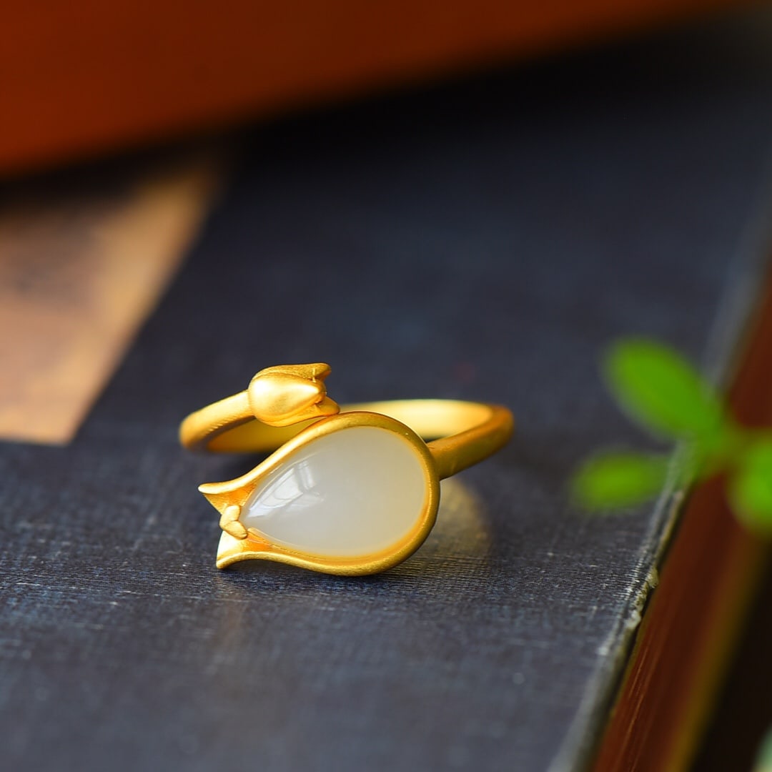 An Exquisite Sterling Silver-Gold Plated Inlaid White Jade Ring: An Exquisite Sterling Silver-Gold Plated Inlaid White Jade Ring,Size:0.4inx0.7in 纯银镀金镶白玉戒指