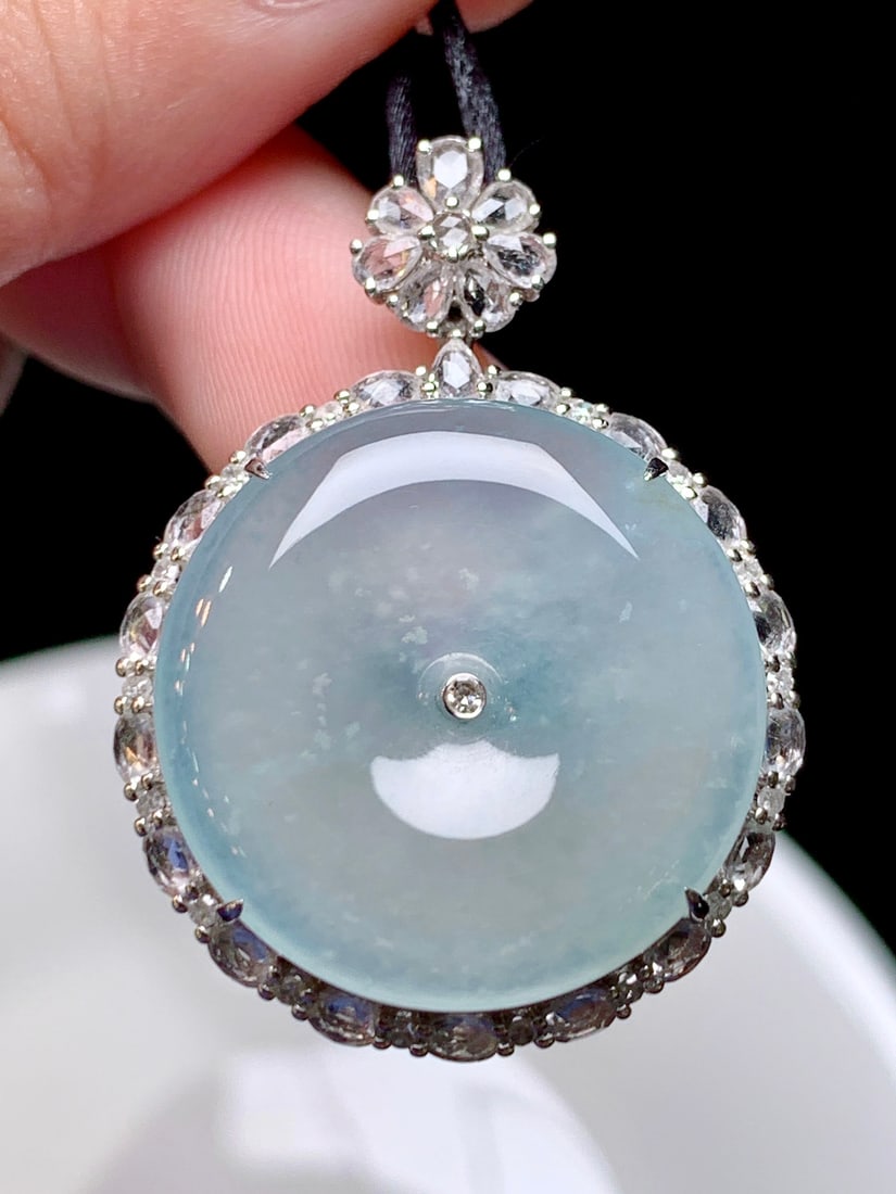 An Exquisite 18k Gold Diamond Inlaid Jadeite Pendant: An Exquisite 18k Gold Diamond Inlaid Jadeite Pendant,Size(Loose Stone):0.9inx0.2in 18k金钻镶嵌翡翠吊坠
