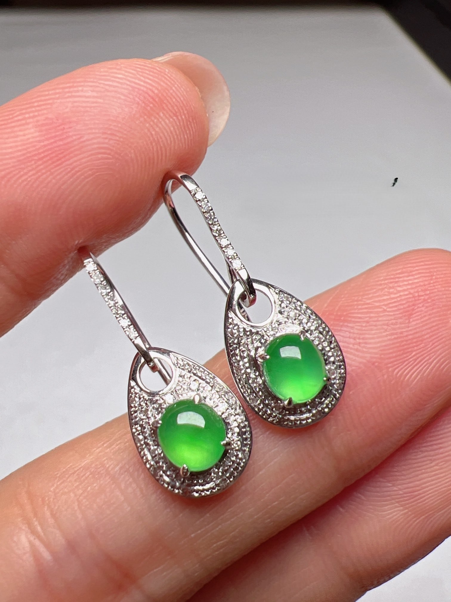 A Pair of Exquisite 18k Gold Diamond Inlaid Jadeite Earrings: A Pair of Exquisite 18k Gold Diamond Inlaid Jadeite Earrings,Size:0.9inx0.3inx0.2in 一对18k金钻镶嵌翡翠耳环