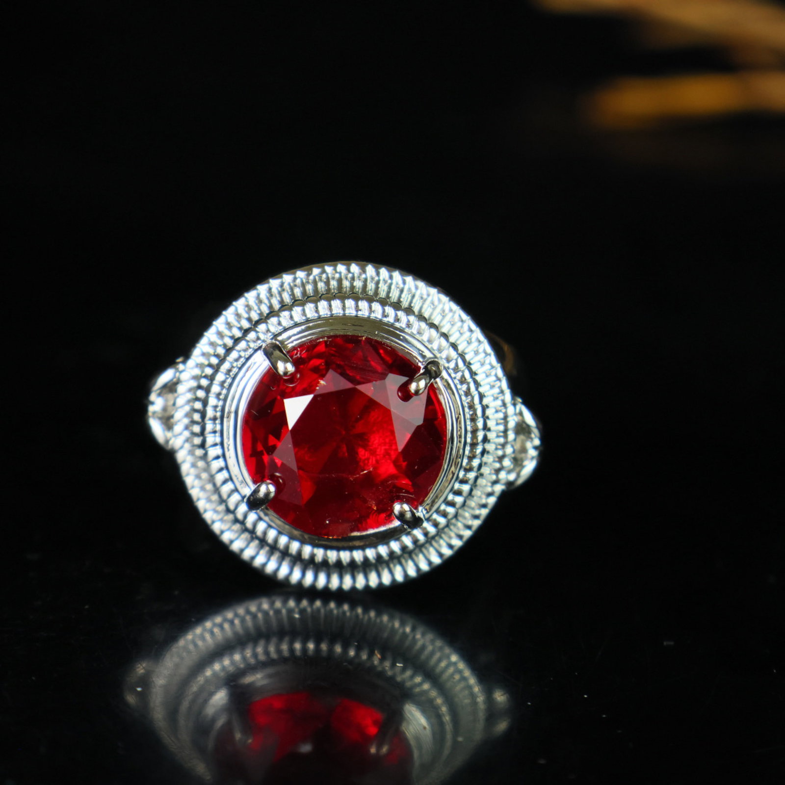 An Exquisite Ring: An Exquisite Ring,Size:0.6inx0.4in 一个精美的戒指