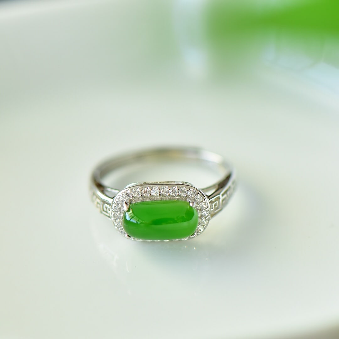 An Exquisite Sterling Silver Inlaid Jasper Ring,Inlaid Diamond: An Exquisite Sterling Silver Inlaid Jasper Ring,Inlaid Diamond,Size:0.3inx0.5in 纯银镶碧玉戒指,嵌钻石