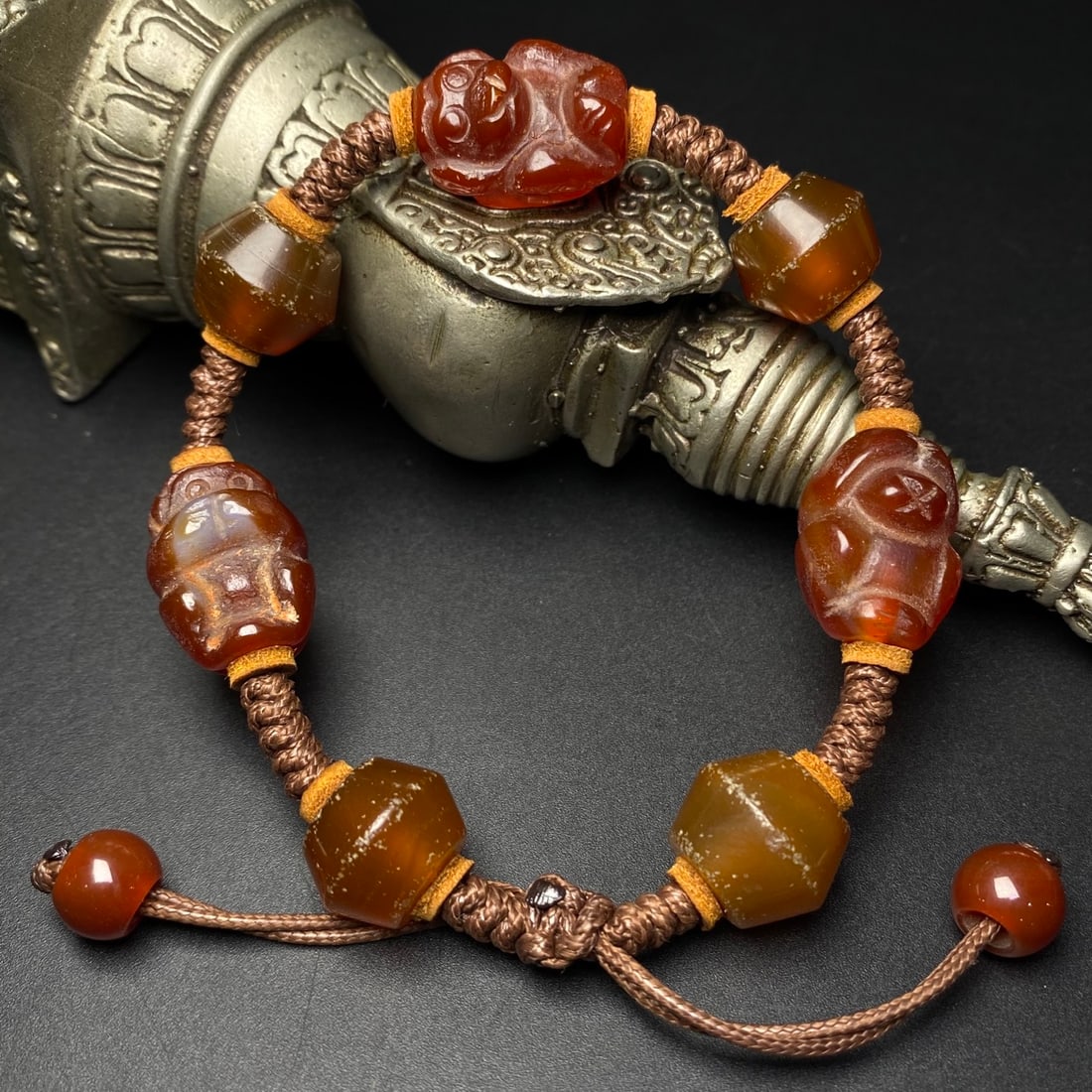 A Precious Agate Bracelets: A Precious Agate Bracelets,Size:0.6inx0.5in 玛瑙手串