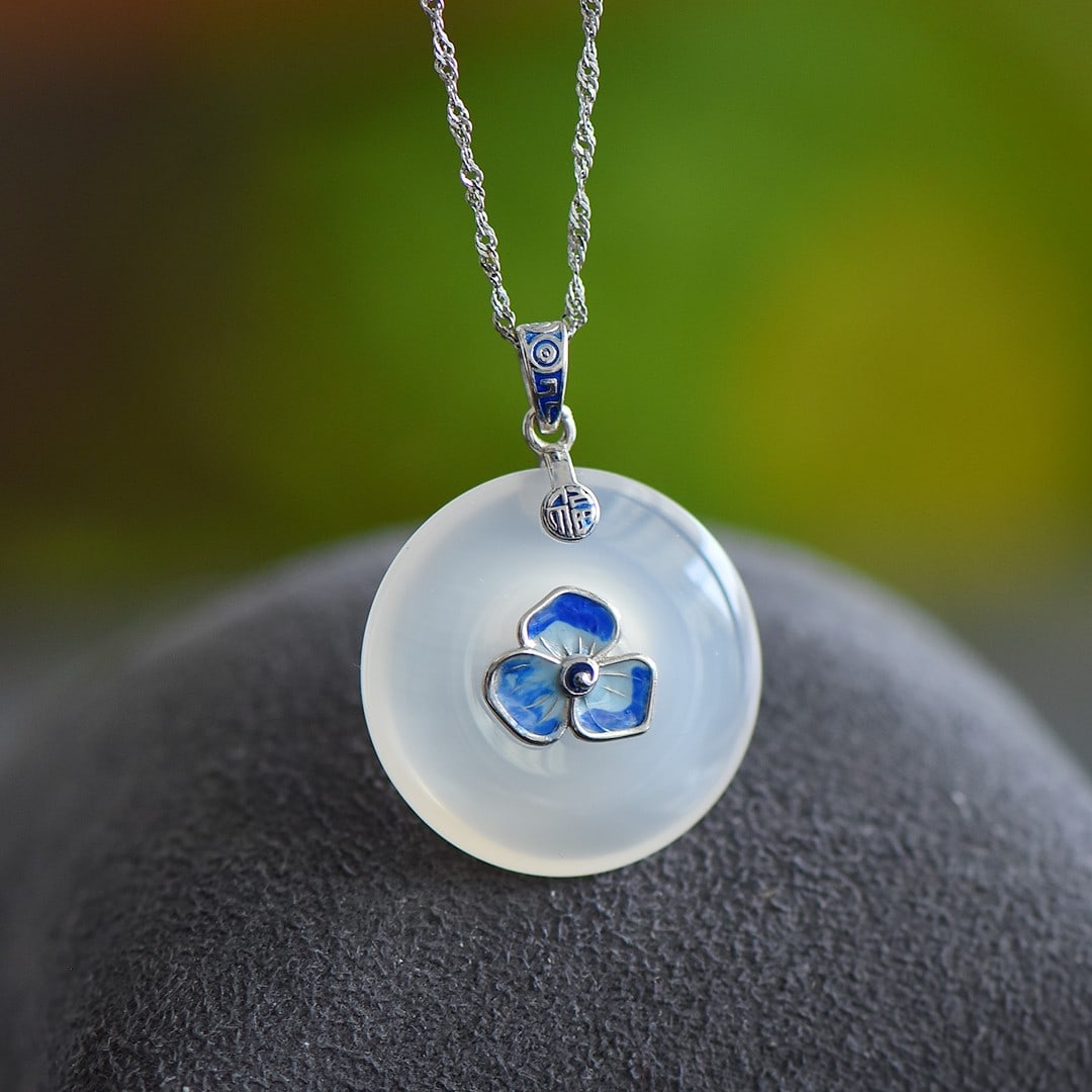 An Exquisite Sterling Silver Inlaid Agate Enamel Pendant: An Exquisite Sterling Silver Inlaid Agate Enamel Pendant,Size:1inx1in 纯银镶玛瑙珐琅吊坠